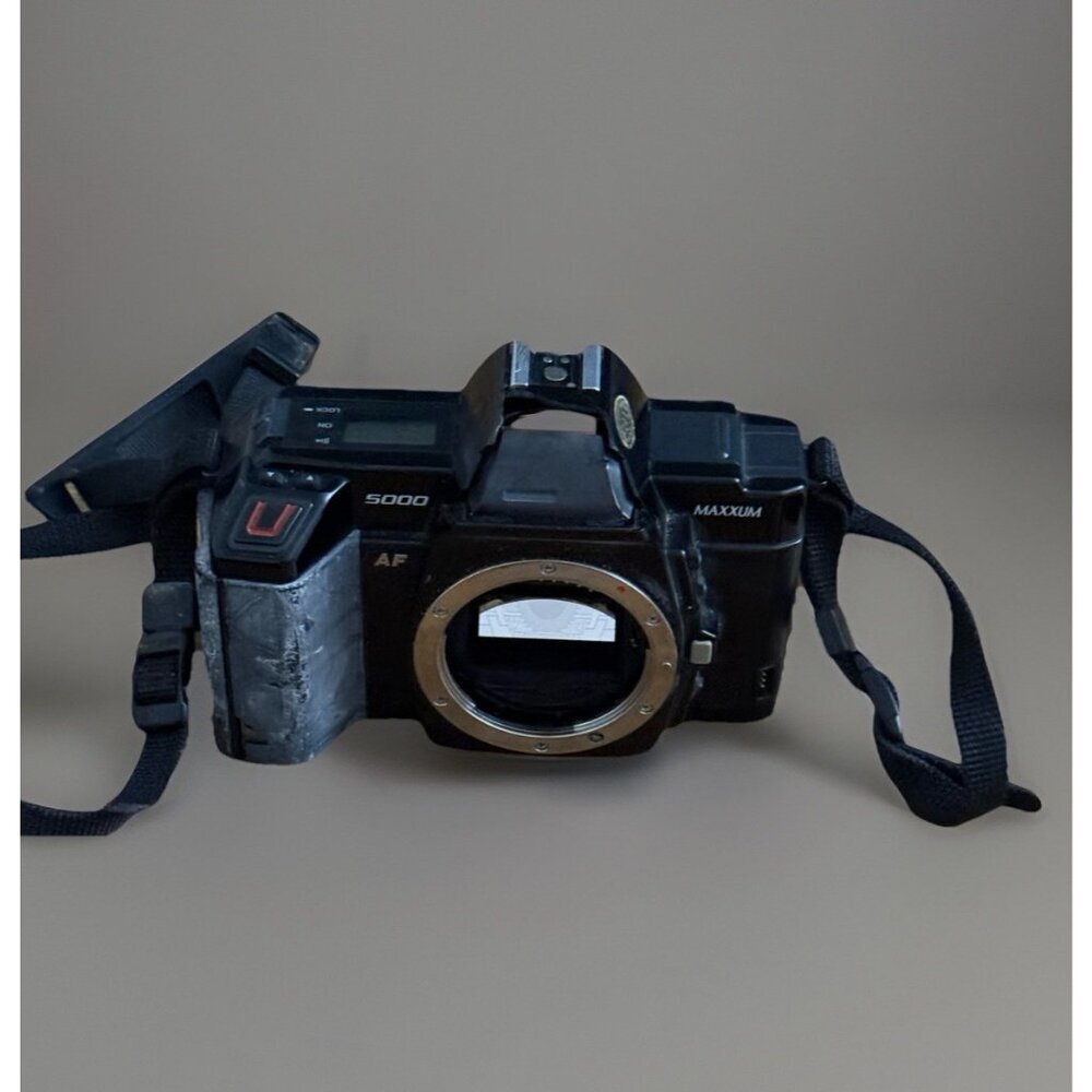 Minolta Maxxum 5000 35mm SLR Camera Body. BROKEN SOLD FOR PARTS